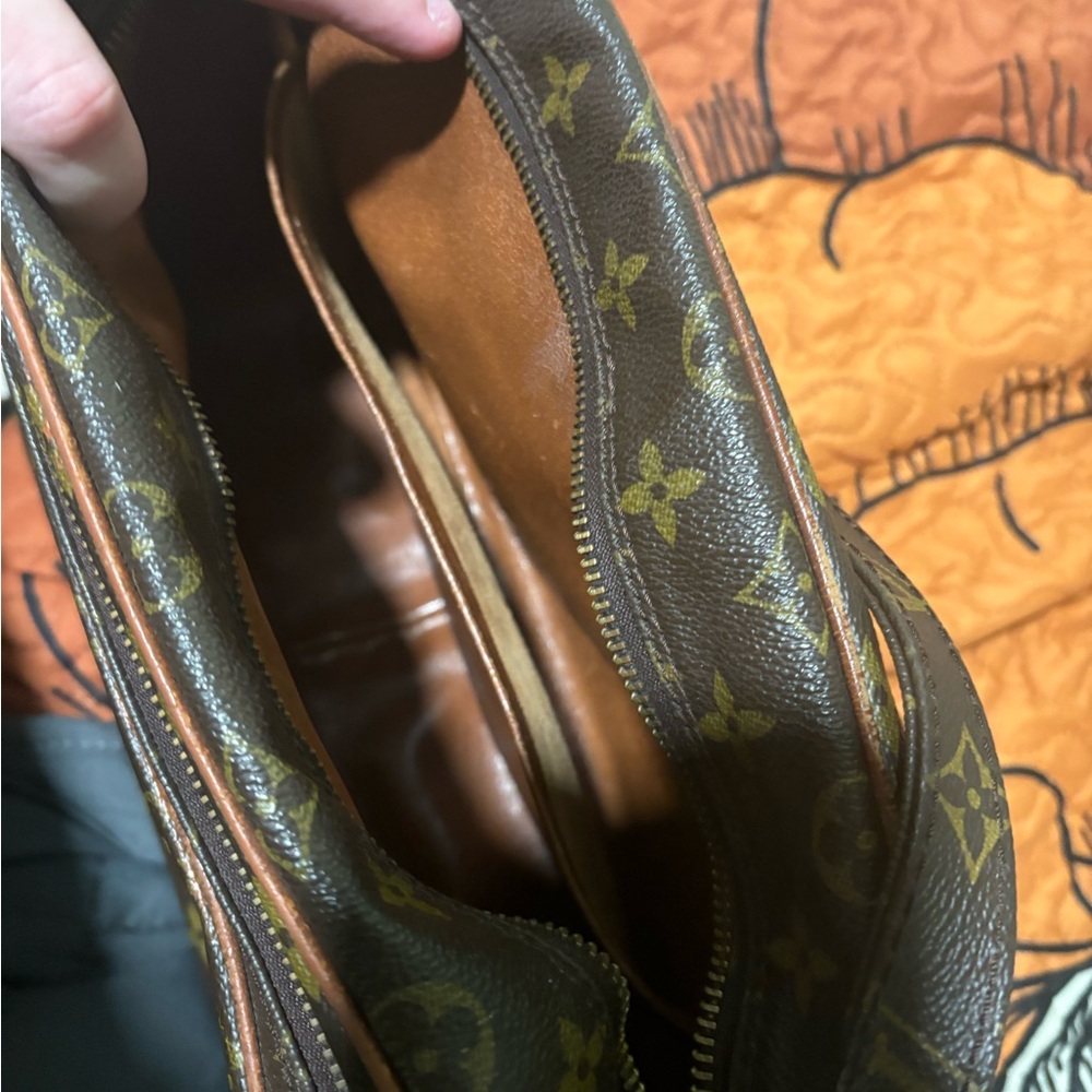 Authentic Louis Vuitton monogram messenger with COA - Picture 3 of 13